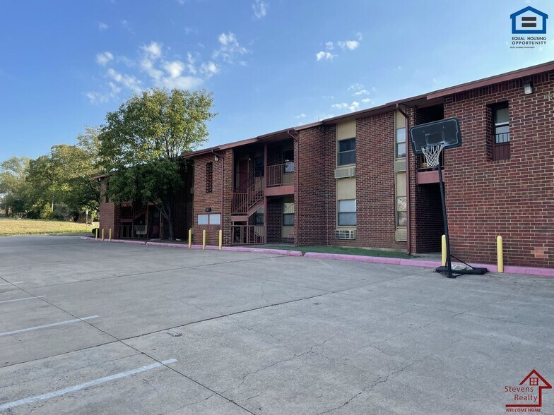 Building Photo - 1912 SW D Ave