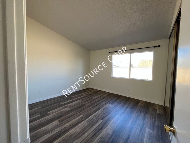 Building Photo - 3 Bedroom 2 Bath Home For Rent in Palmdale