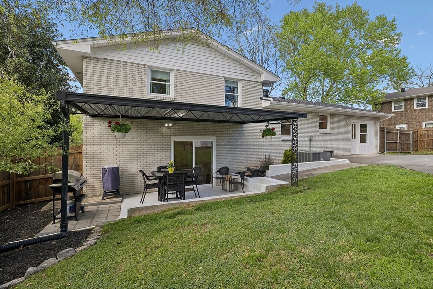 Building Photo - 517 Adamwood Dr