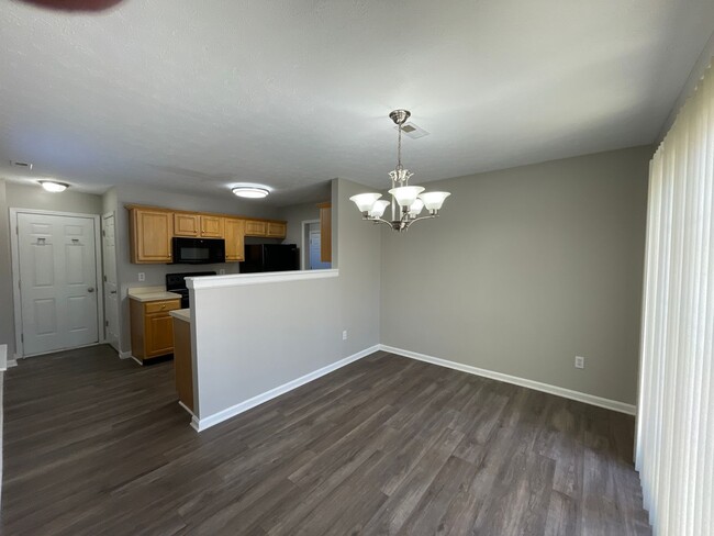 Building Photo - Spacious 2 story home with a first floor m...