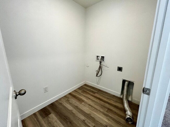 Building Photo - Comfortable and Spacious 4-Bedroom Townhome in Cedar City!