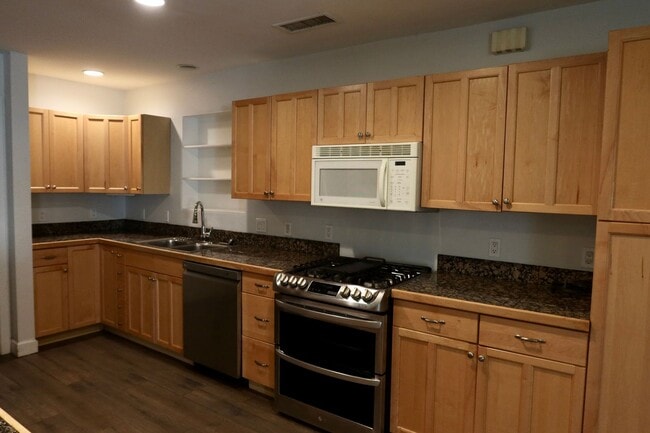 Building Photo - Beautifully Renovated 3 Bed 2 Bath on 17th Av South of Northern