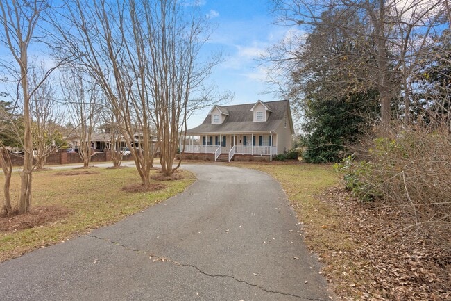 Building Photo - Beautiful 3 BR, 3BA Home-District 1 Schools, Walking Distance to Downtown Inman