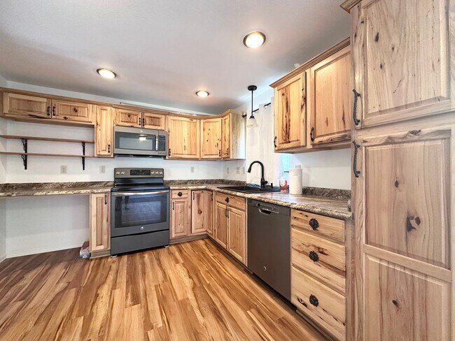Building Photo - 2 Bed 1 Bath Duplex near Gresham Station!