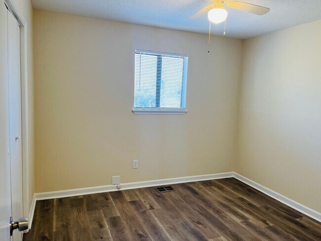 Building Photo - 13-15 Oakmount Dr