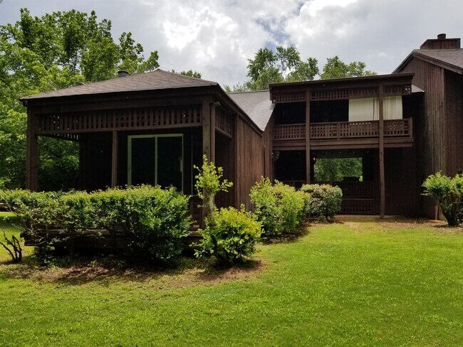Building Photo - 22 Fairway Ln