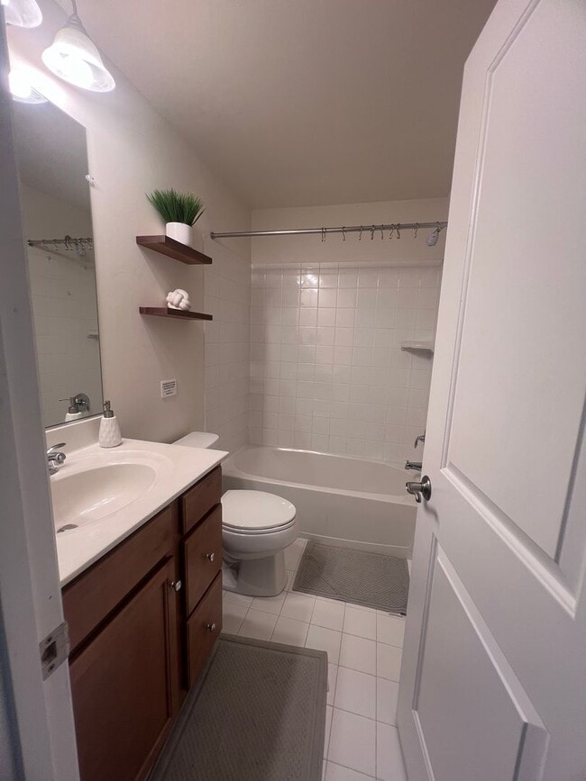 Building Photo - Bright 2BR / 2BA with One-Car Garage, Open...