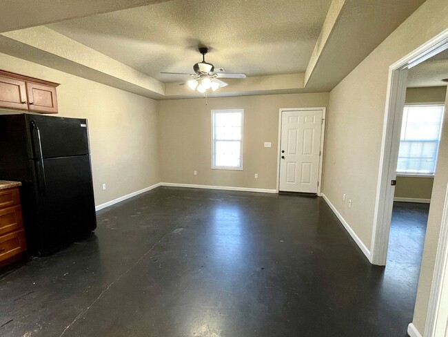 Building Photo - 2 bed / 1 bath available now!