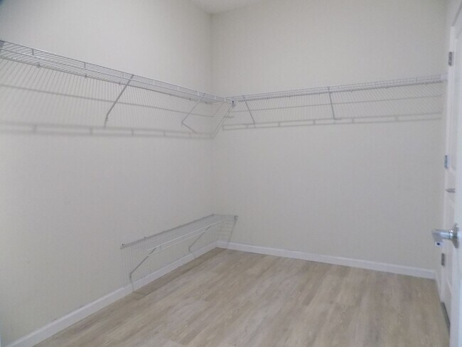 Building Photo - 1713 Chatsworth Cir