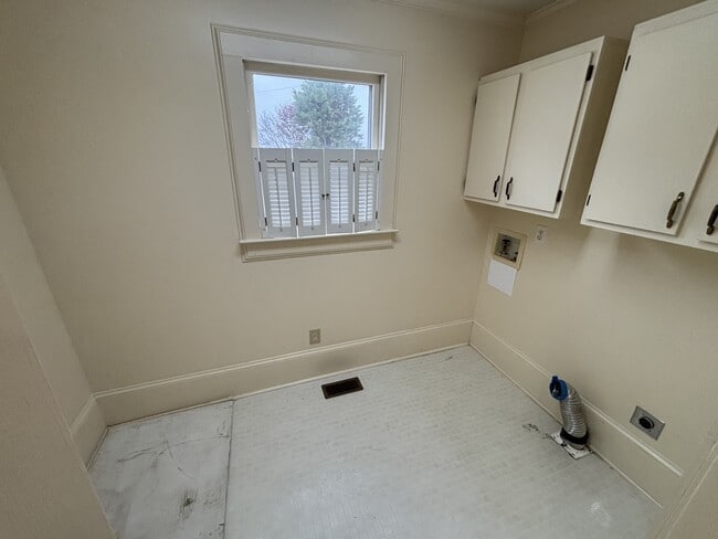 Building Photo - 800 Lennie Ln