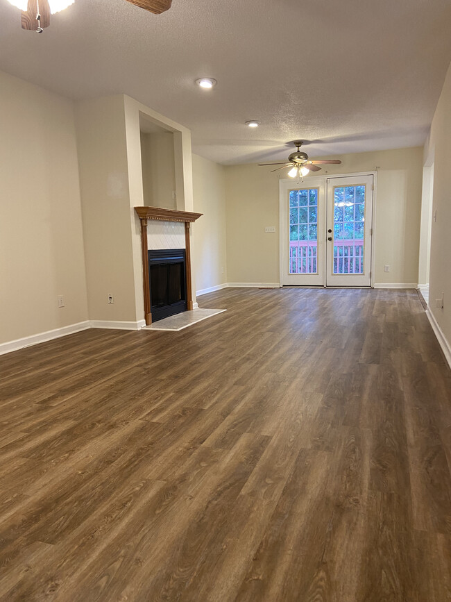 Huge family room leading to kitchen and patio deck - 1309 Ujamaa Dr