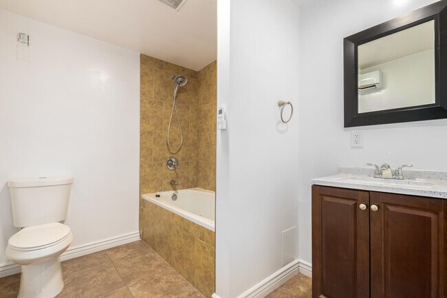 Building Photo - 1100 W 12th St