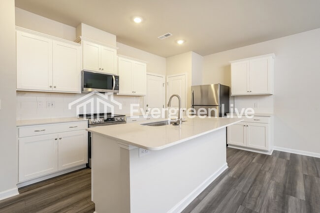 Building Photo - 5597 Hydrangea St