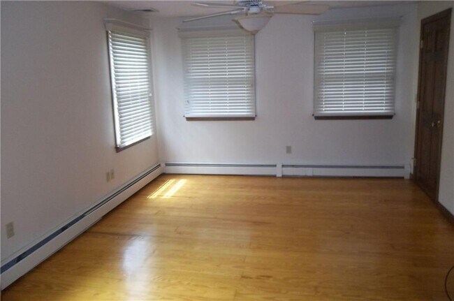 Building Photo - 213 Narrow Ln