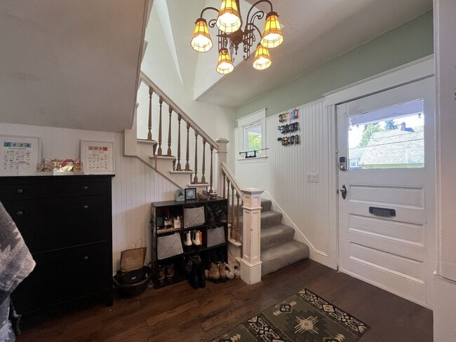 Building Photo - Warm and Welcoming Portland Home with Classic Charm, Modern Kitchen & Outdoor Deck