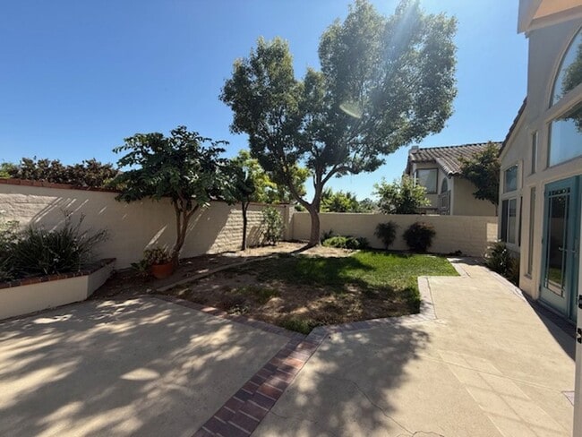 Building Photo - Spacious Home in Tustin with Main Floor Be...