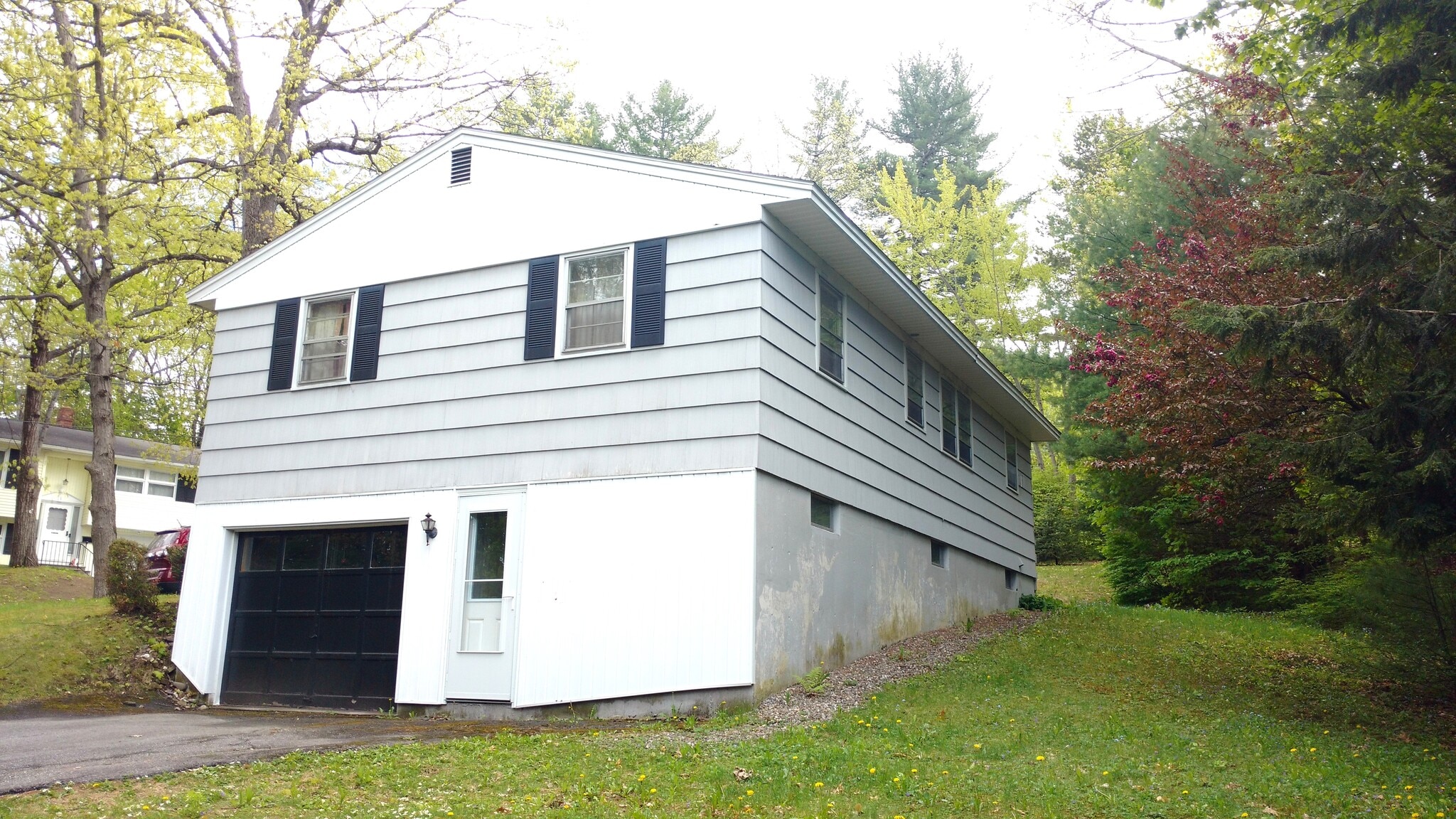Building Photo - 2 Ridgewood Dr