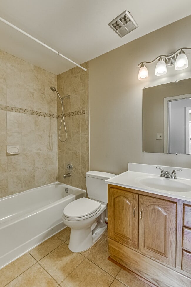 Building Photo - Modern Comfort and Convenience Await