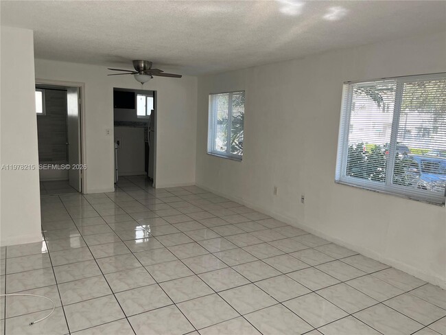 Building Photo - 960 Biarritz Dr