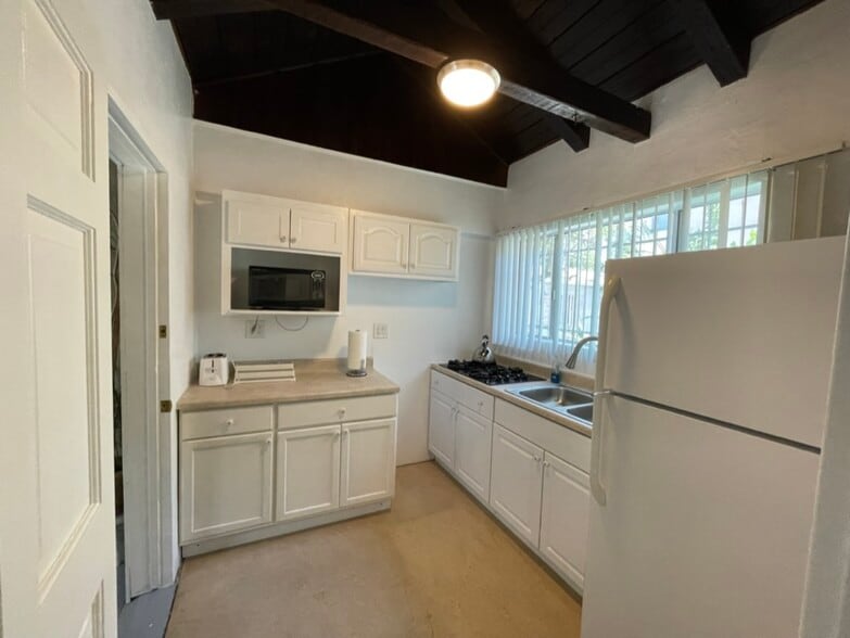 Building Photo - 840 Centinela Ave