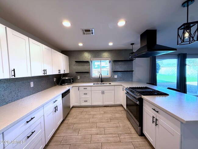 Building Photo - 2114 W San Juan Ave