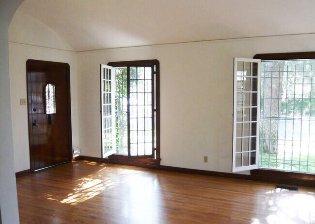 Building Photo - 465 N Alta Vista Blvd