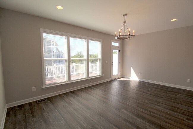 Building Photo - 3398 Monterey Dr