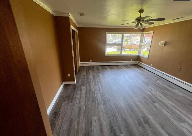 Building Photo - 401 Golfview Ave