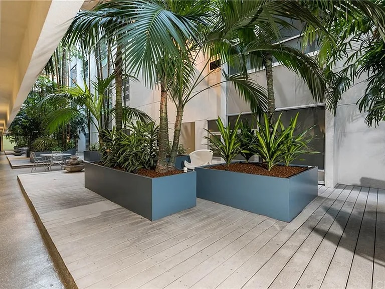 Building Photo - 630 W 6th St