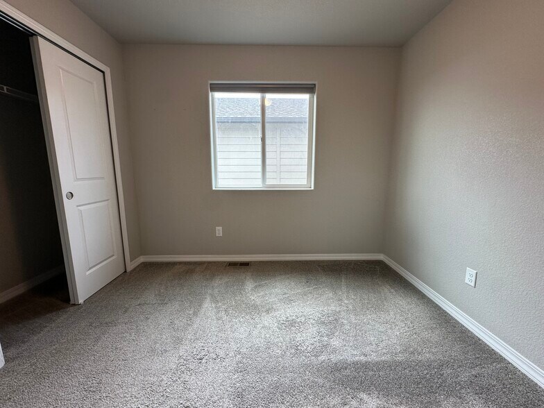 Building Photo - 7435 Gorgeted Quail Grv