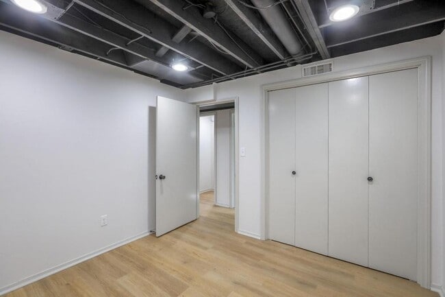 Building Photo - 902 Kingston Ct