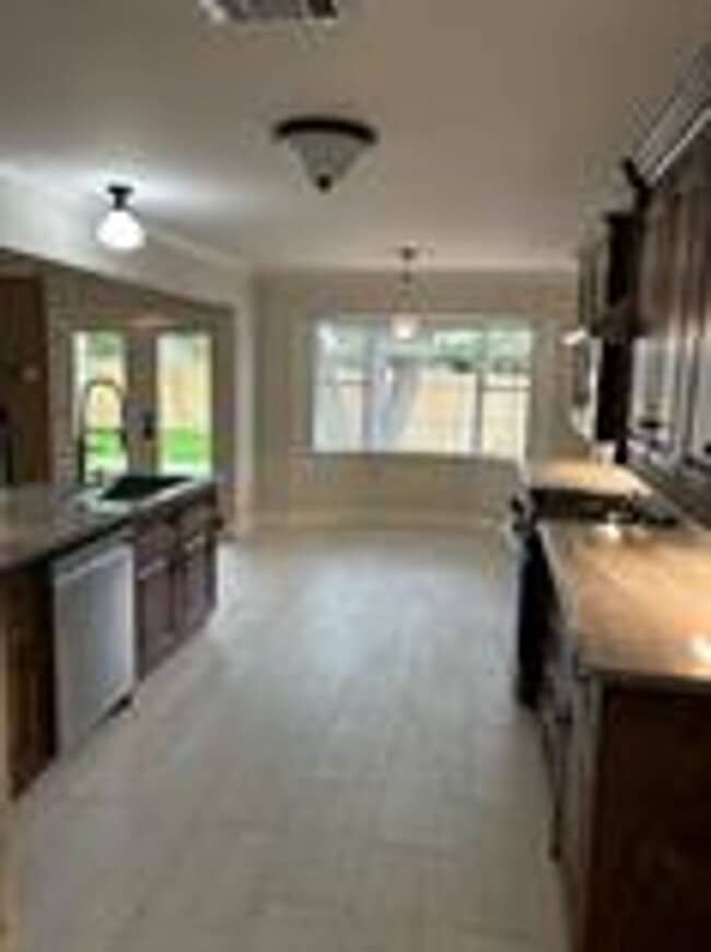Building Photo - Spacious 3 bed/2 bath rental - Available early June!