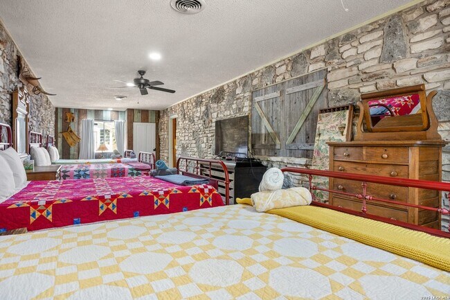 Building Photo - 118 Buffalo Springs Crossing