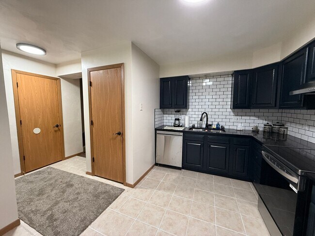 Building Photo - Beautiful 2 Bedroom Townhome - Only Steps ...