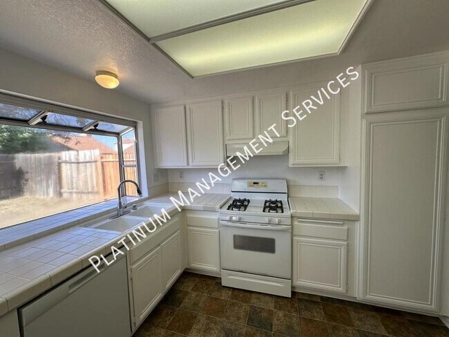 Building Photo - 1611 Kings Rd