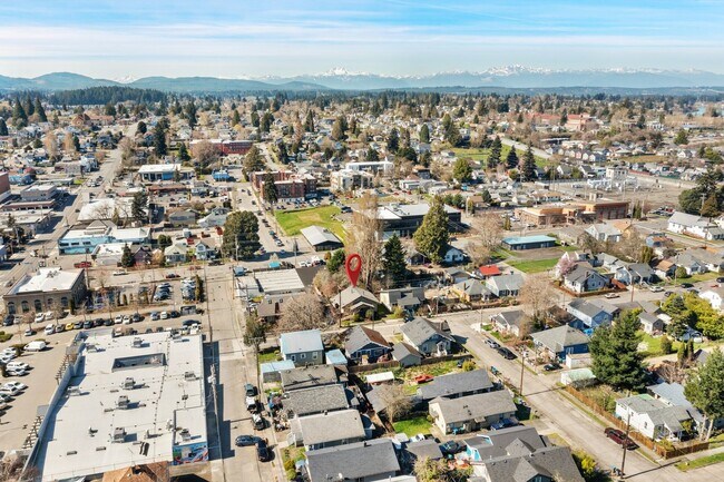 Building Photo - 709 McKenzie Ave