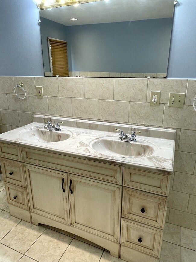 Building Photo - "Charming 3-Bedroom Apartment in Worcester...