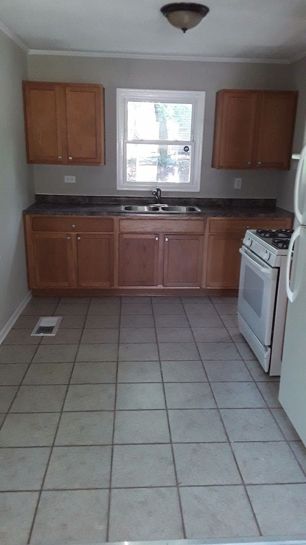 Building Photo - 3Bedroom, 1 Bath house AVAILABLE NOW. $160...