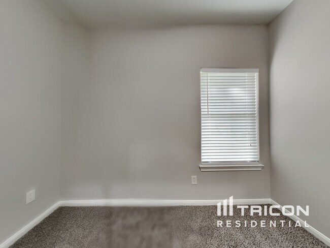 Building Photo - 810 E Clady Ct