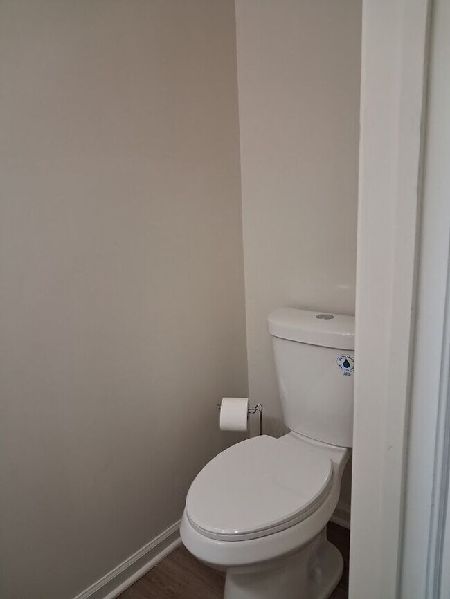 Building Photo - Charming 3BR Townhouse with Fenced Backyard and Community Pool
