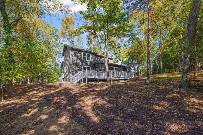 Building Photo - Beautifully updated and freshly painted 3-...