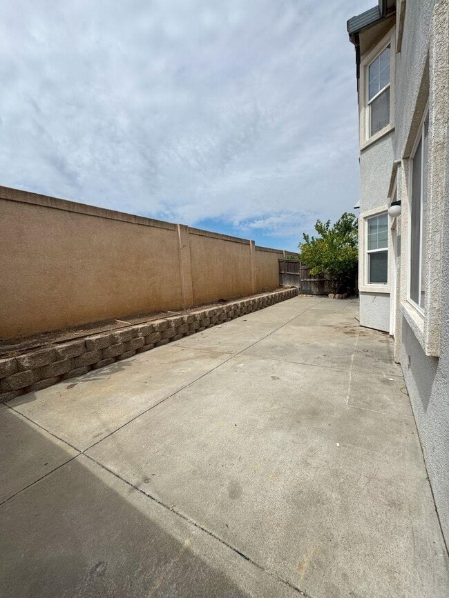 Building Photo - 645 Rockspray Cir