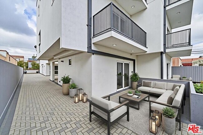 Building Photo - 1108 Queen Anne Pl