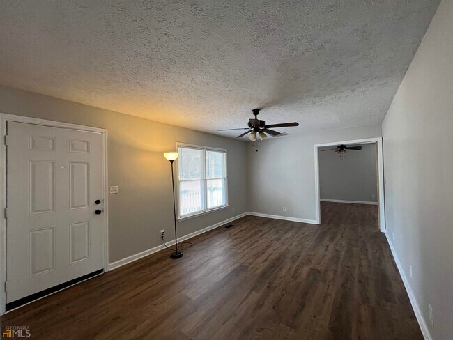 Building Photo - 2032 Robin Cir