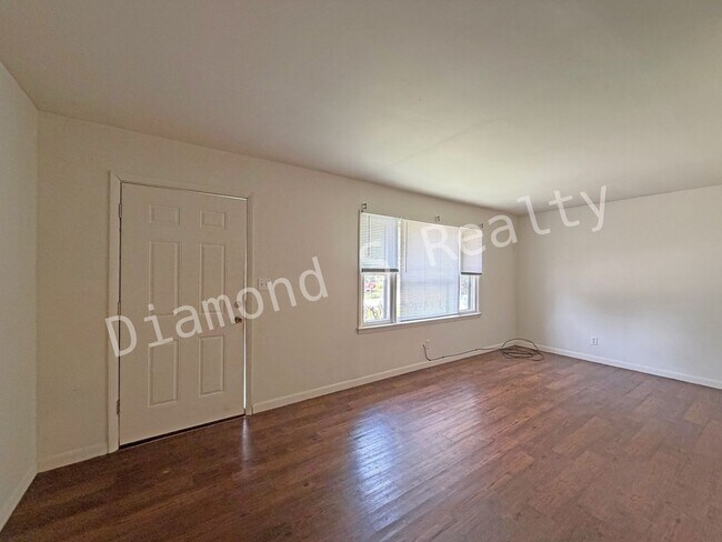 Building Photo - 3102/3104 N Howard Ave