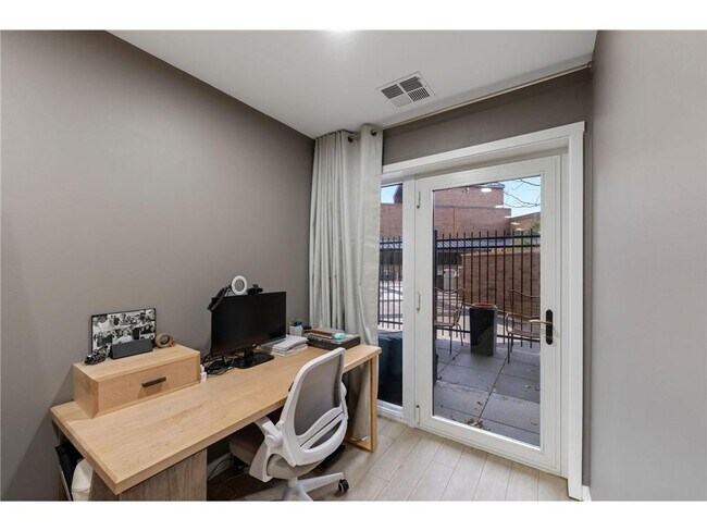 Building Photo - 20 NE 2nd St