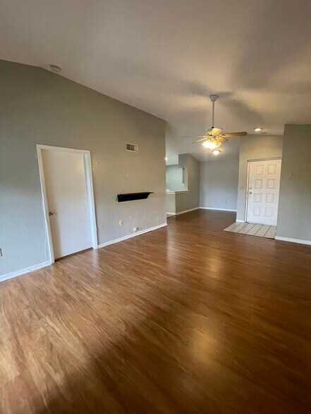 Building Photo - 2820 N Oakland Forest Dr