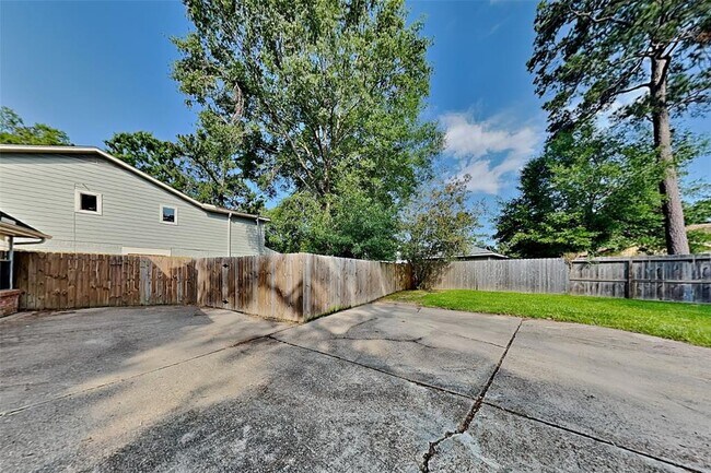 Building Photo - 2043 Shadow Rock Dr