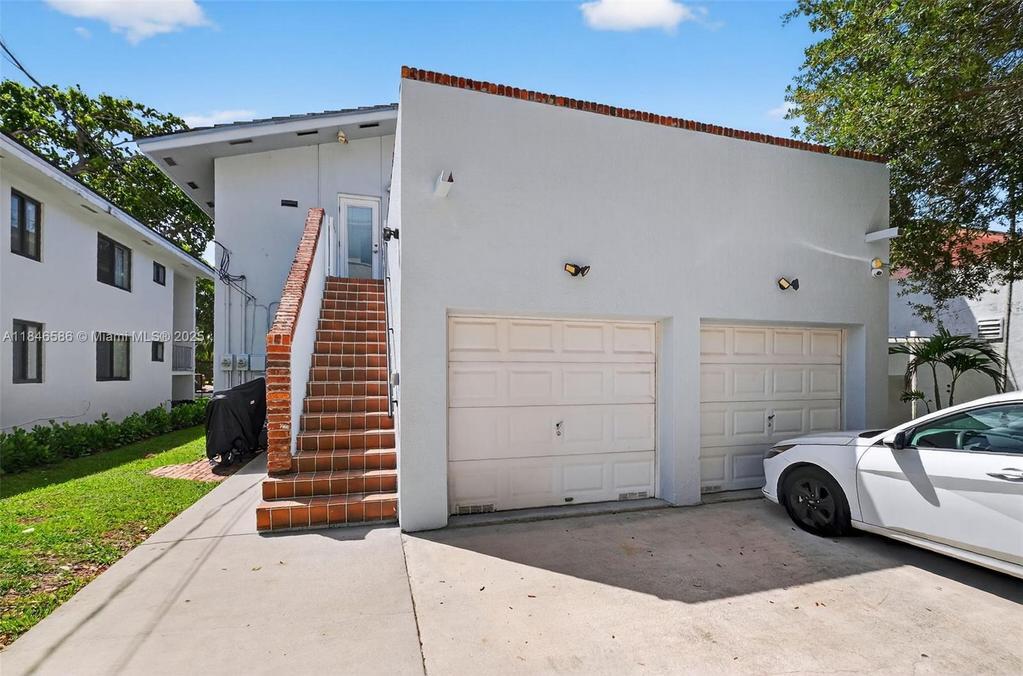 Building Photo - 539 Menendez Ave