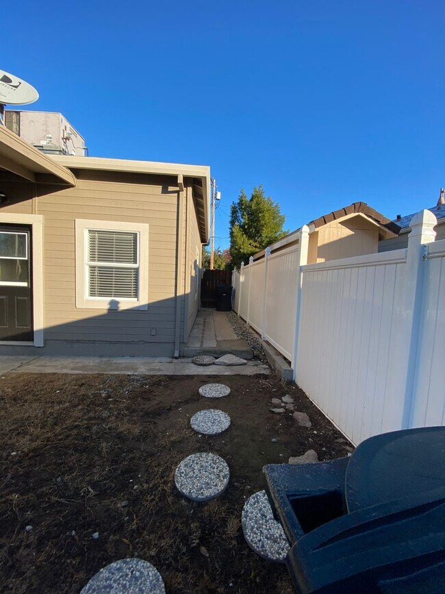 Building Photo - Updated 2 Bedroom Roseville Unit!